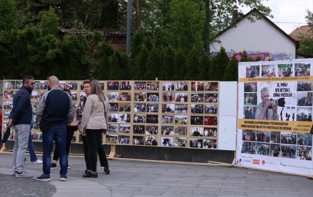 AA-20220503-27758201-27758197-TRG_SLOBODE_U_TUZLI_OTVORENA_IZLOZBA_AHMETA_BAJRICA_U_POVODU_SVJETSKOG_DANA_SLOBODE_MEDIJA.jpg