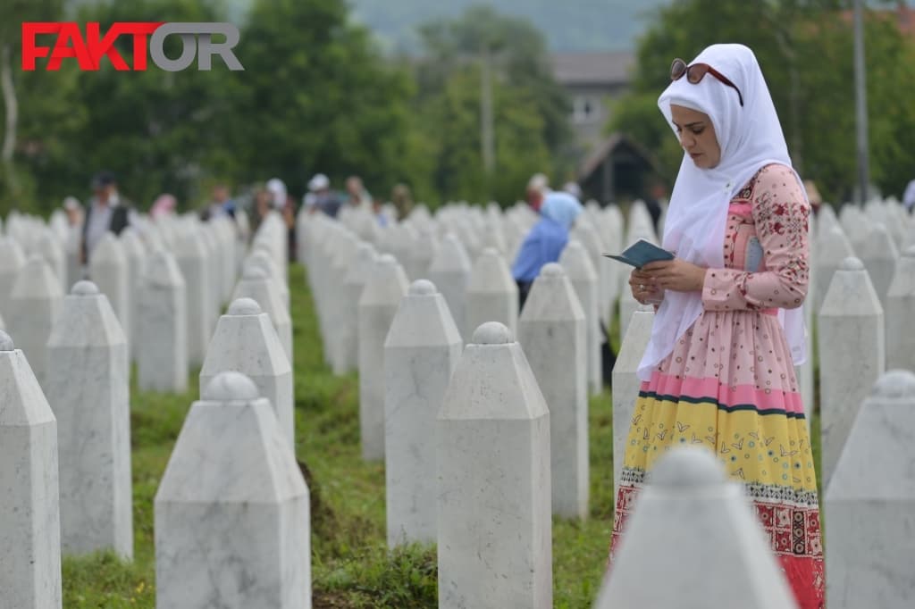 Potočari porodice dolaze