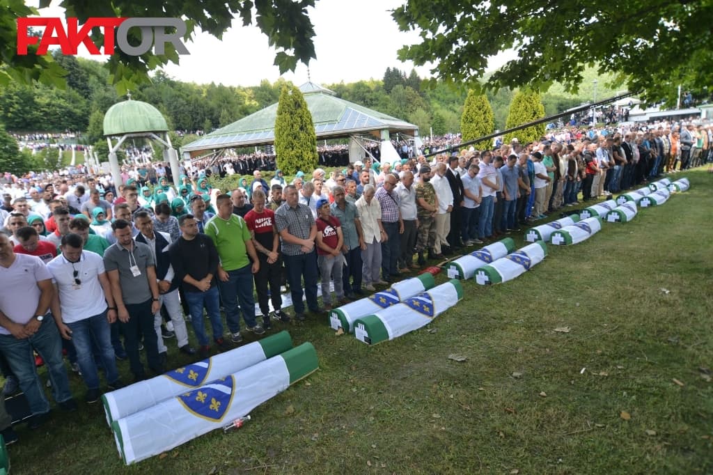 Klanjanje dženaze u Potočarima 