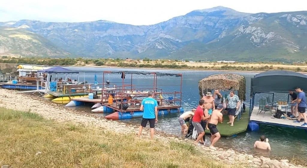 Utrka splavova na Mostarskom jezeru