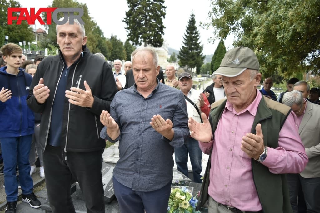 Polaganje cvijeća na Spomen obilježje Lav i na grobu Fadile Odžaković