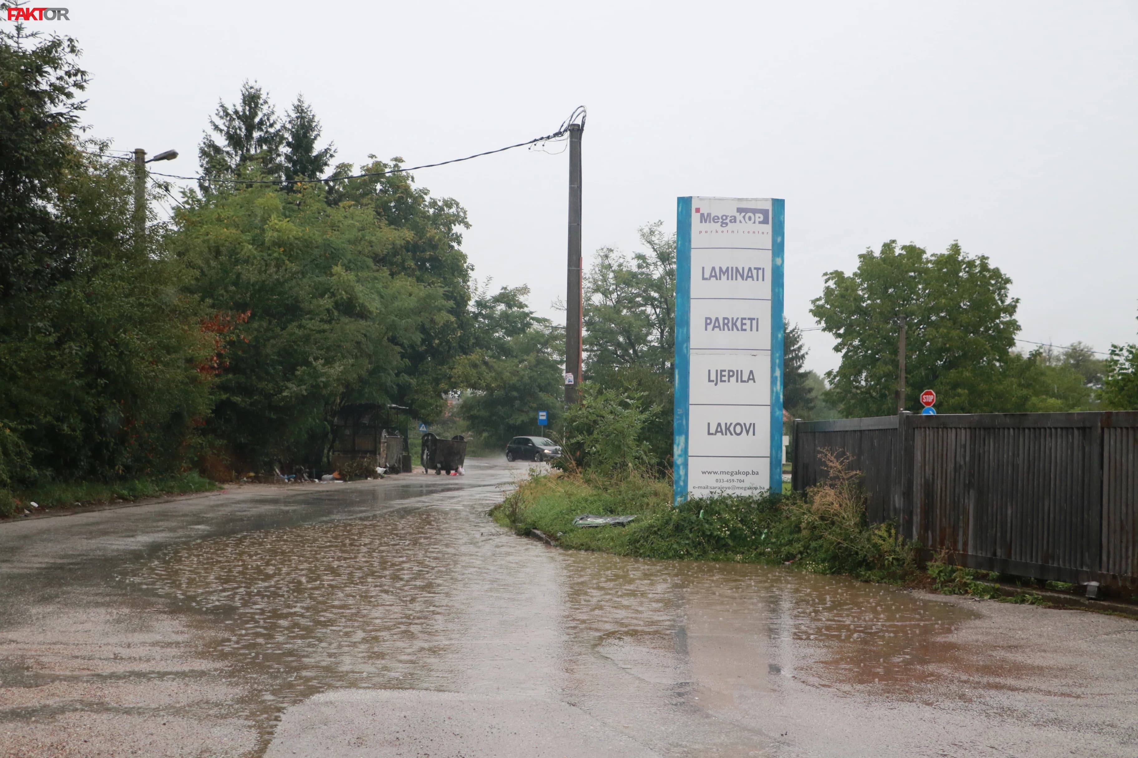 Azići pukla  vodovodna cijev poplavila cestu