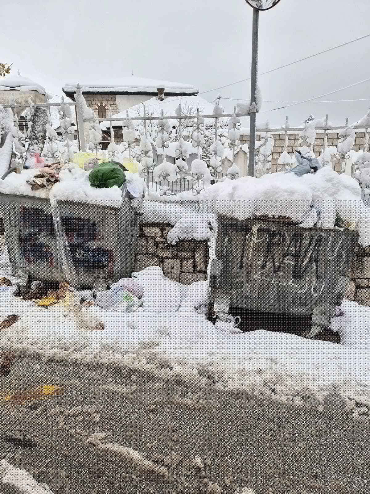 Smeće pod snijegom (FOTO: SBiH)