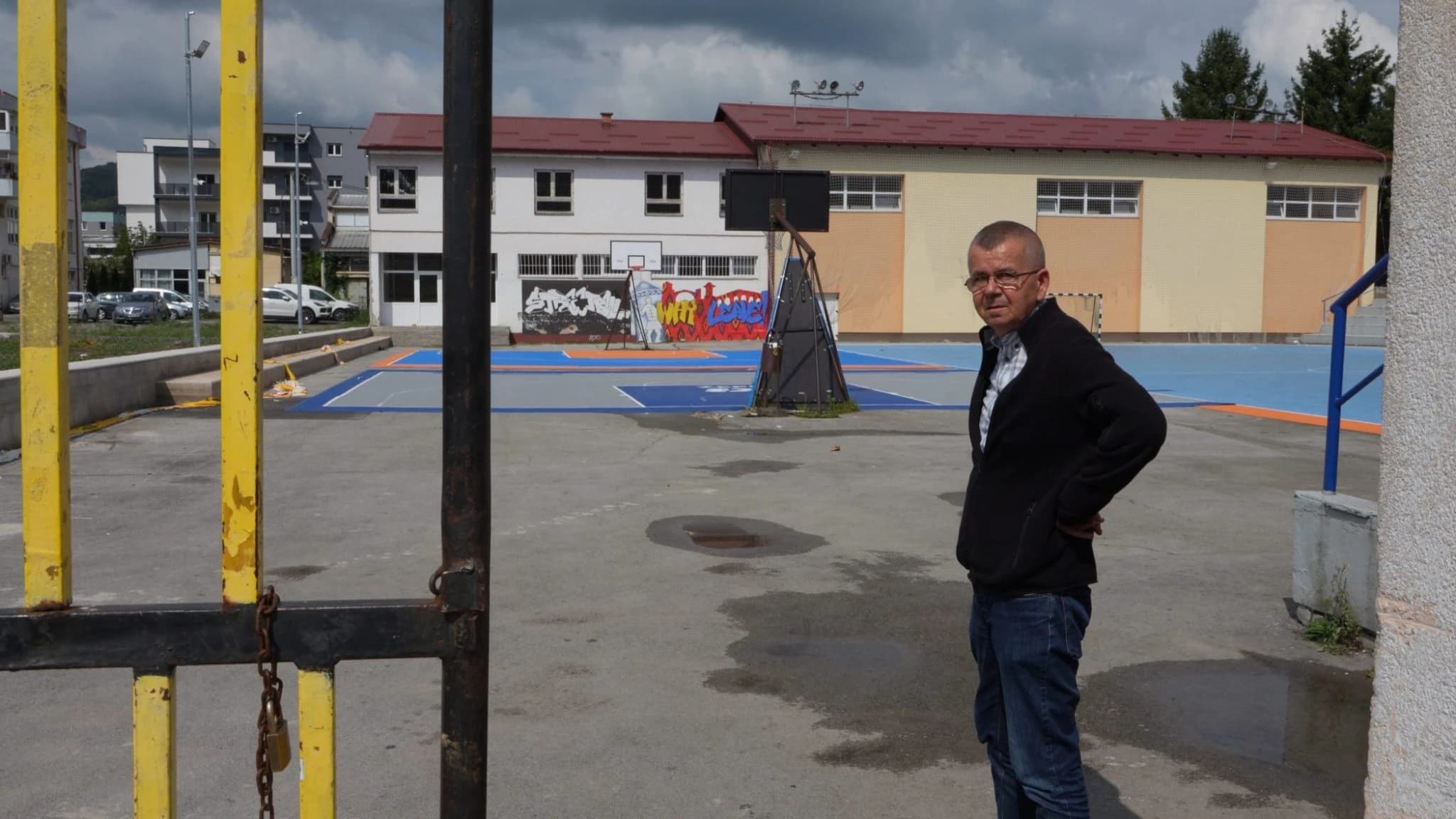Ekrem Nadžak ispred osnovne škole u Žepču