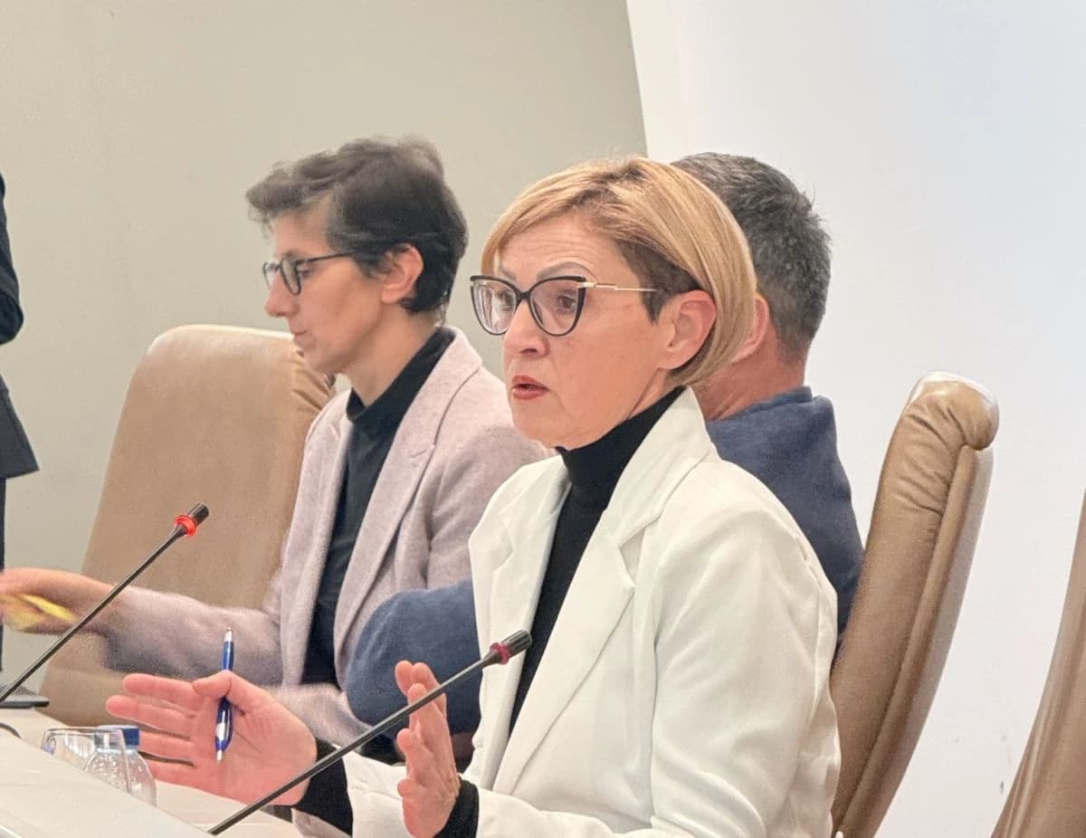 Edina Latif na konferenciji