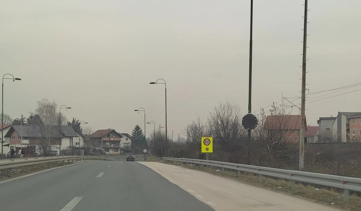 Stari znak je prekriven, a postavljen je novi