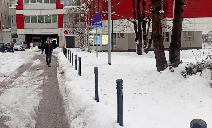 Zatrpan trotoar prema Domu zdravlja Novi Grad