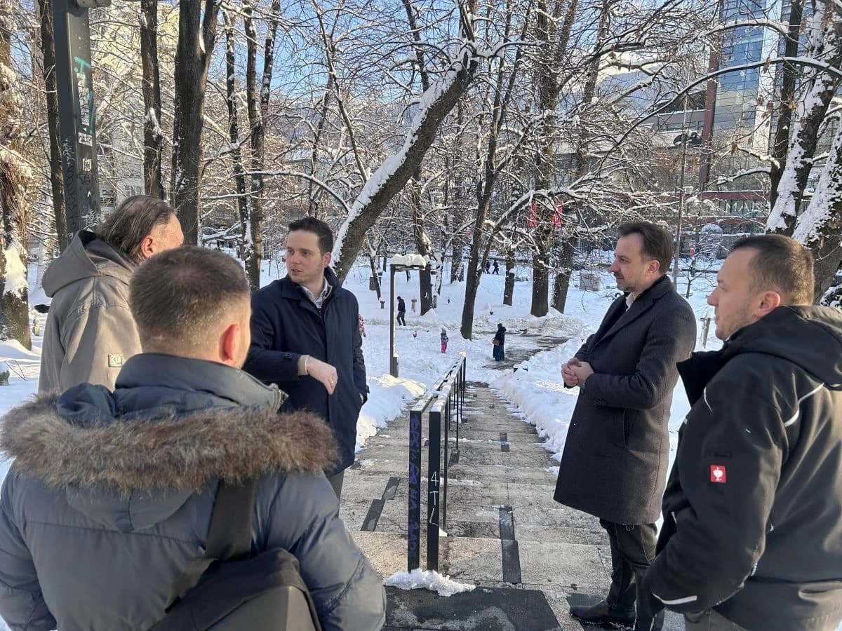 Premijer i ministar u parku prekoputa zgrade Vlade