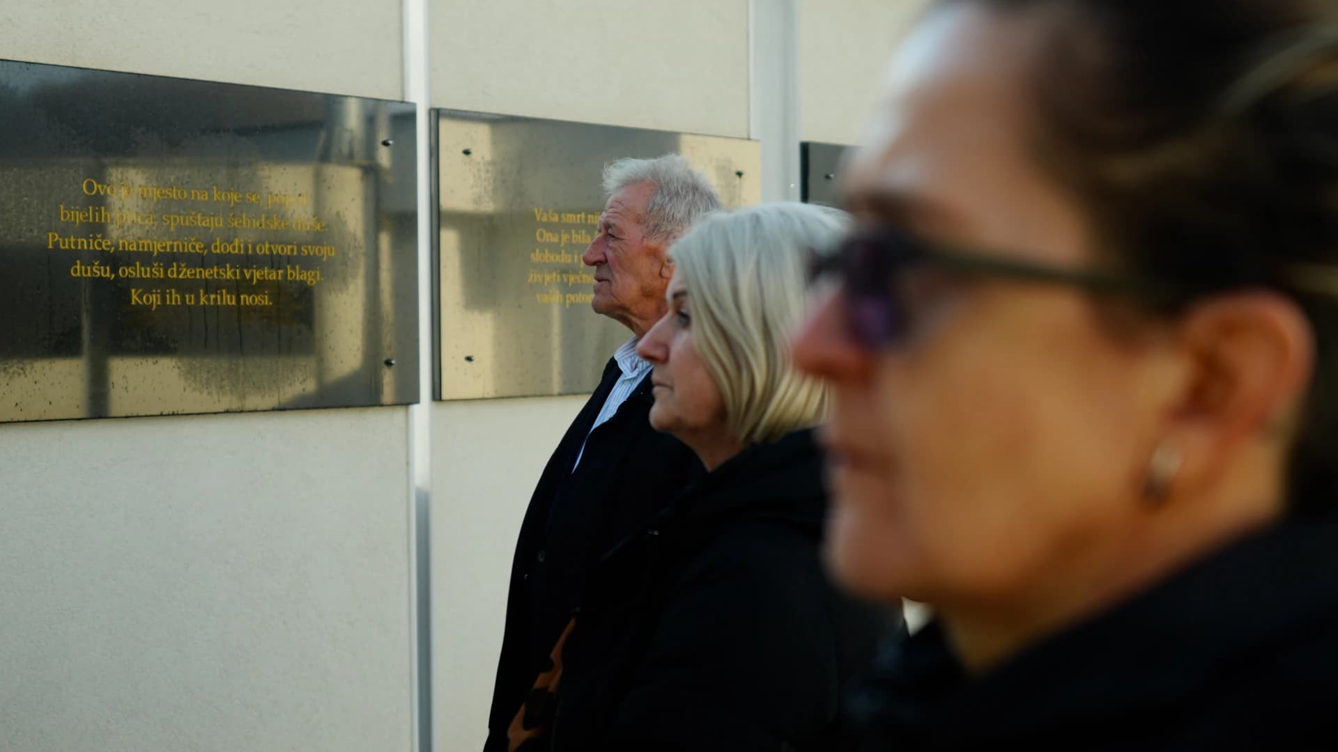 Enesa Mehmedović, Suvada Selimović i Ahmet Grahić na spomen obilježju u Bijelom Potoku (Foto: Detektor)
