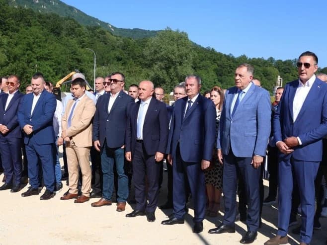Nenad Pavlović prvi sa lijeve strane