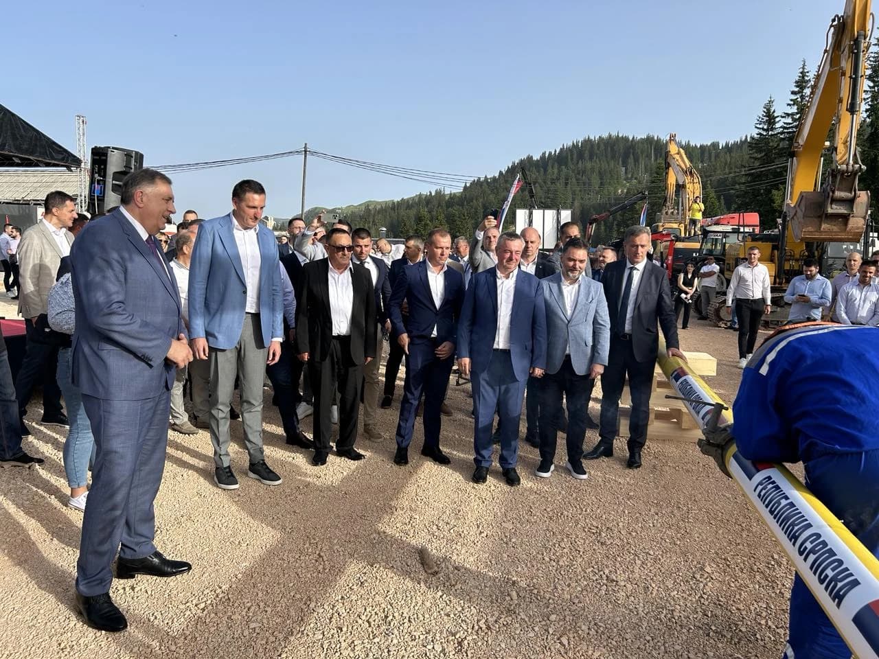 Pavlović (u sredini u tamno plavom odijelu) sa Dodikom i Elekom u junu 2024. godine na Jahorini