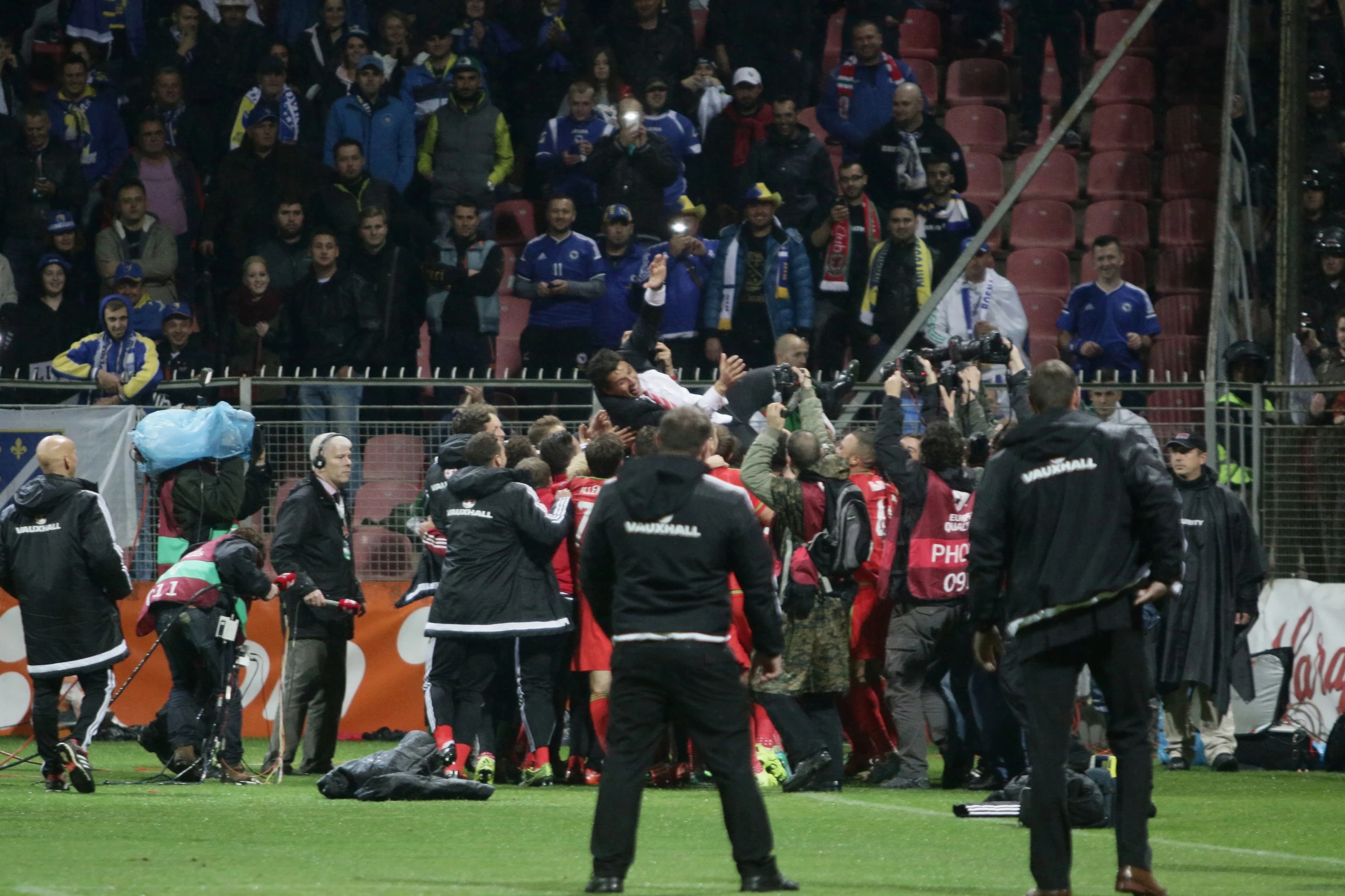 Selektor Velsa Chris Coleman na rukama igrača