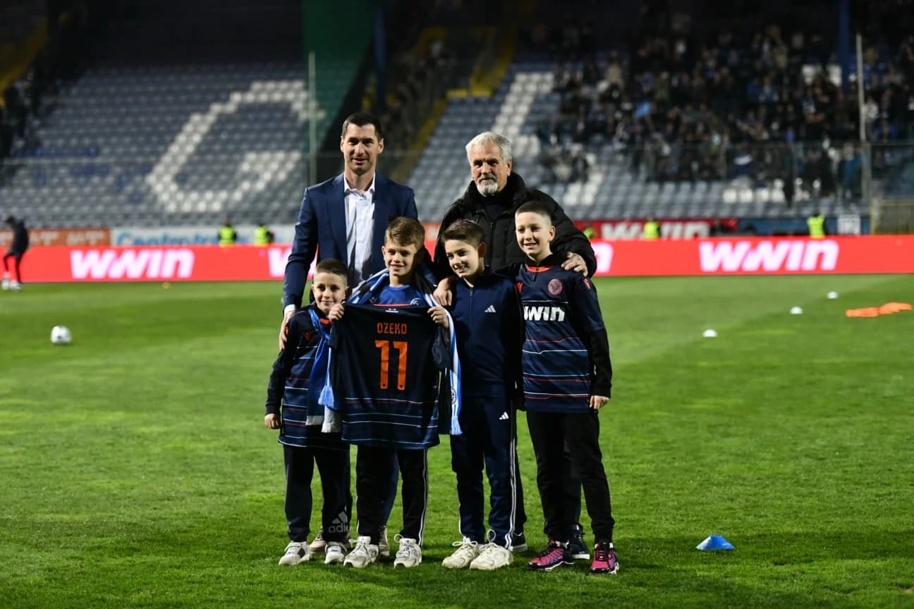 Dani Džeko pozira sa Željinim dresom