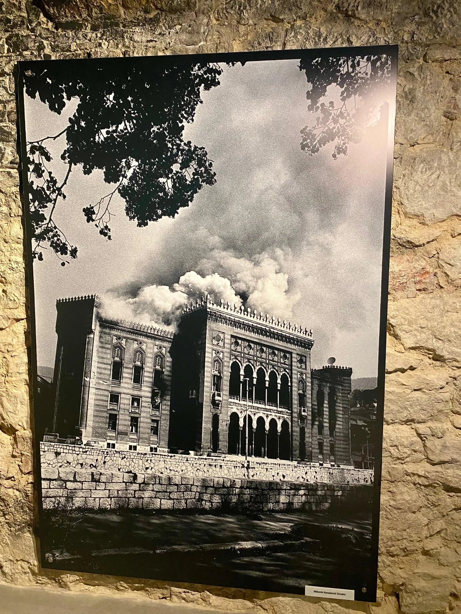 Vijećnica gori