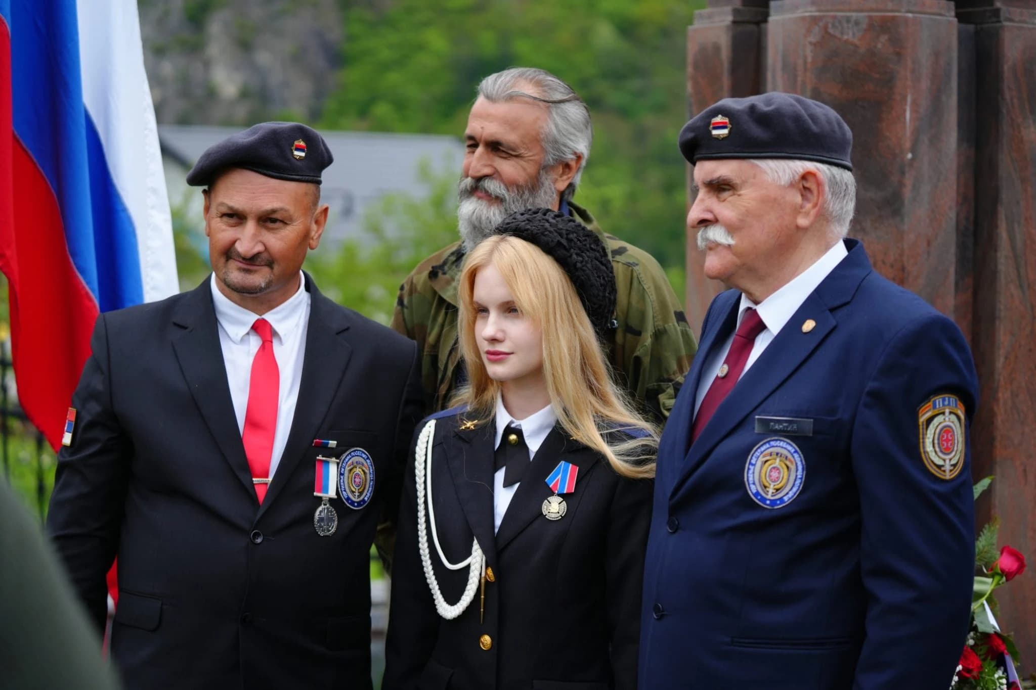 Pripadnici Udruženja veterana posebnih jedinica policije iz Srbije (lijevo i desno)