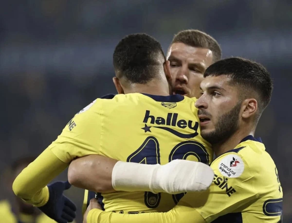 Džeko s posebnom bandažom na meču Fenerbahčea