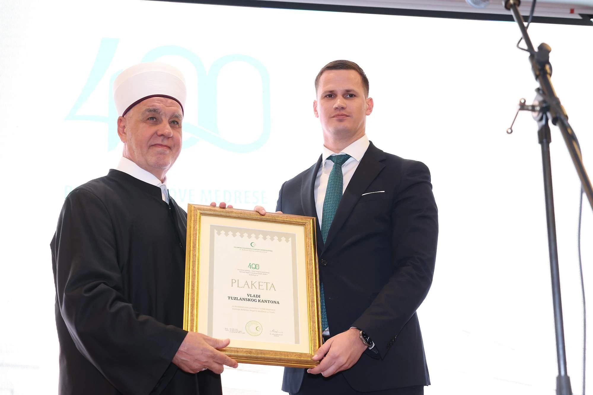 Premijeru Halilagiću je uručena i Plaketa zbog podrške koju Vlada pruža radu ove škole