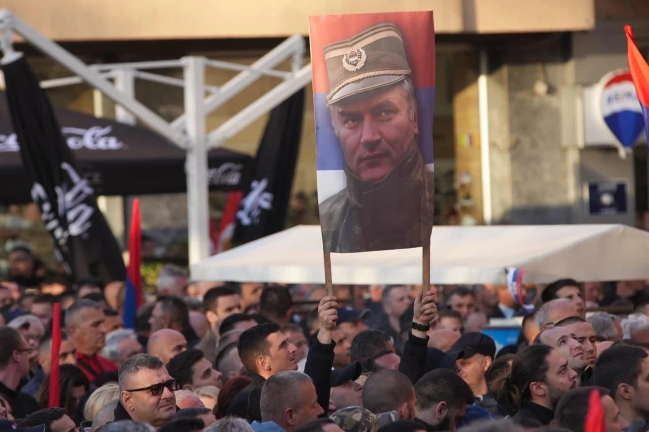 Na skupu "Srpska te zove" istaknute slike Ratka Mladića