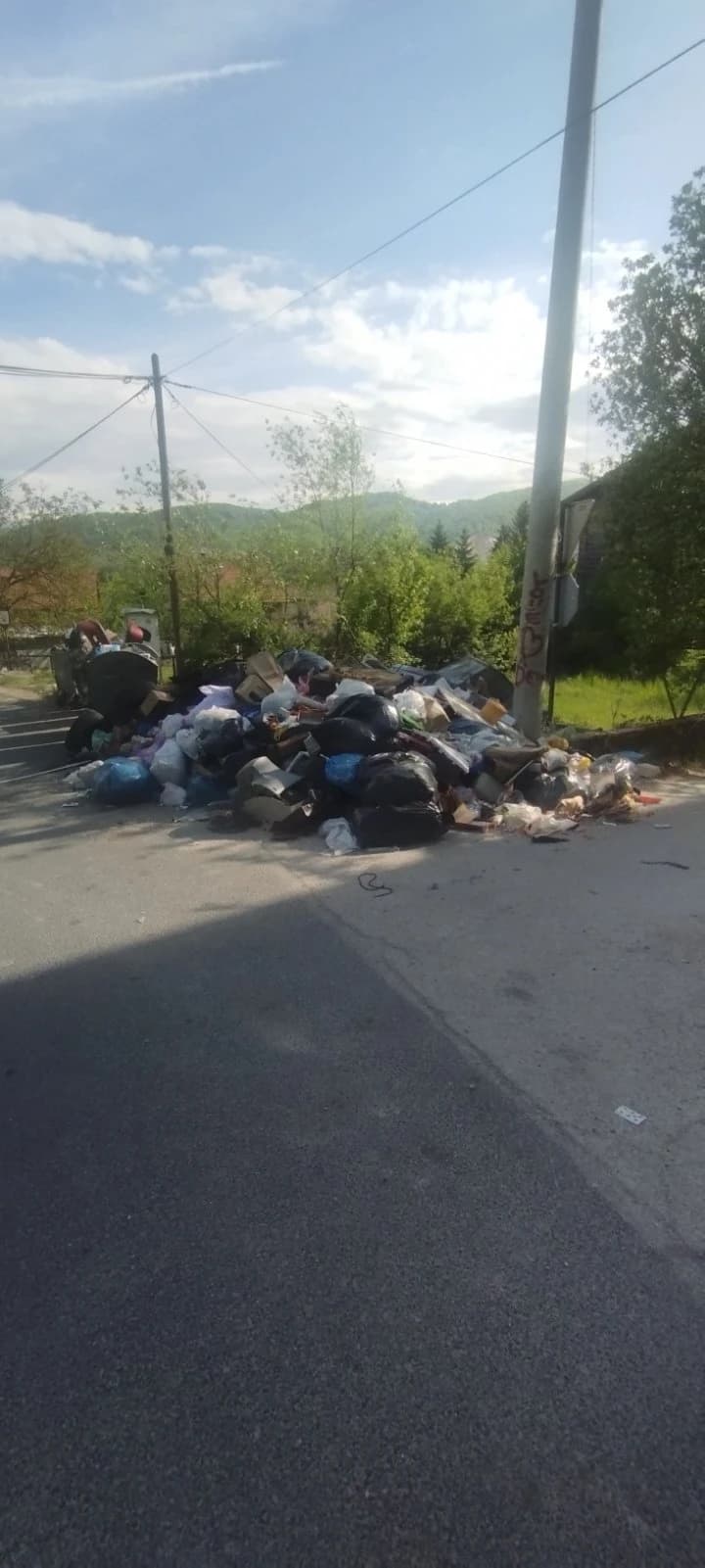Smeće na autobuskoj stanici u Rakovici
