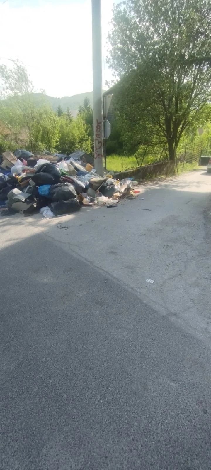 Smeće na autobuskoj stanici u Rakovici