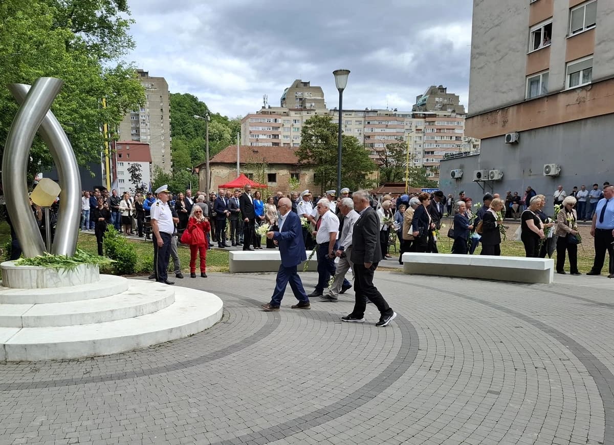Bešlagić polaže cvijeće