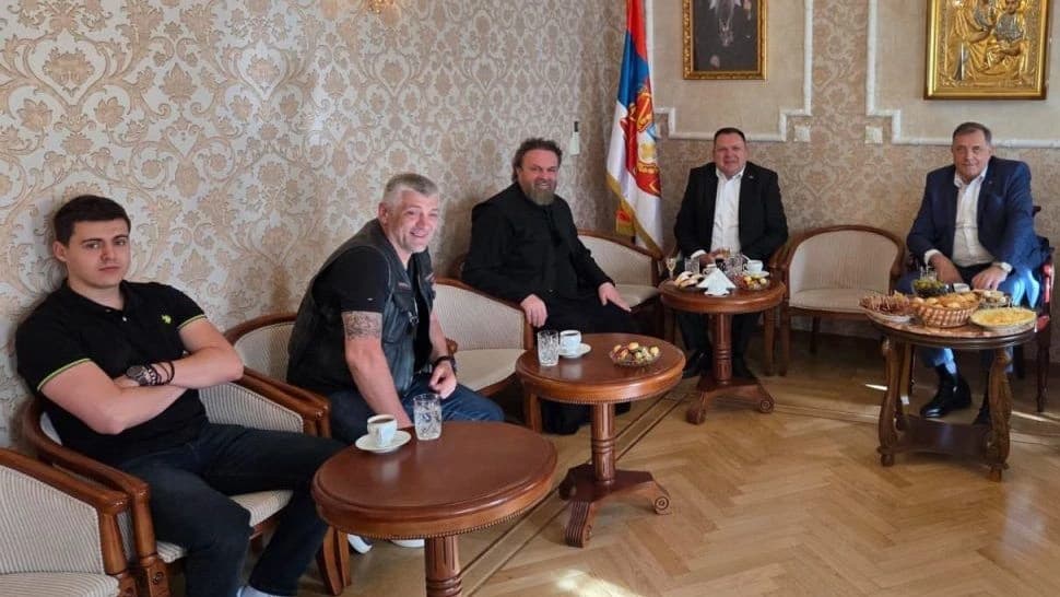 Savičić (drugi sa lijeva sa tetovažom na ruci) na sastanku sa Dodikom u Moskvi