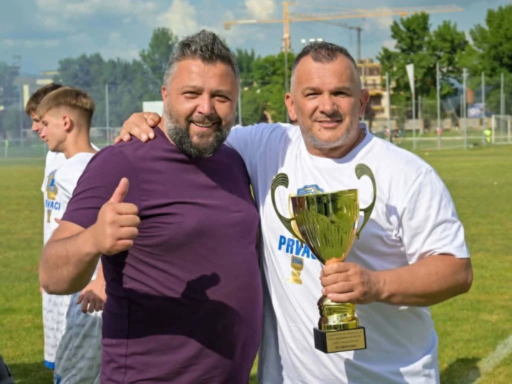 Spahić i Kurt sa peharom