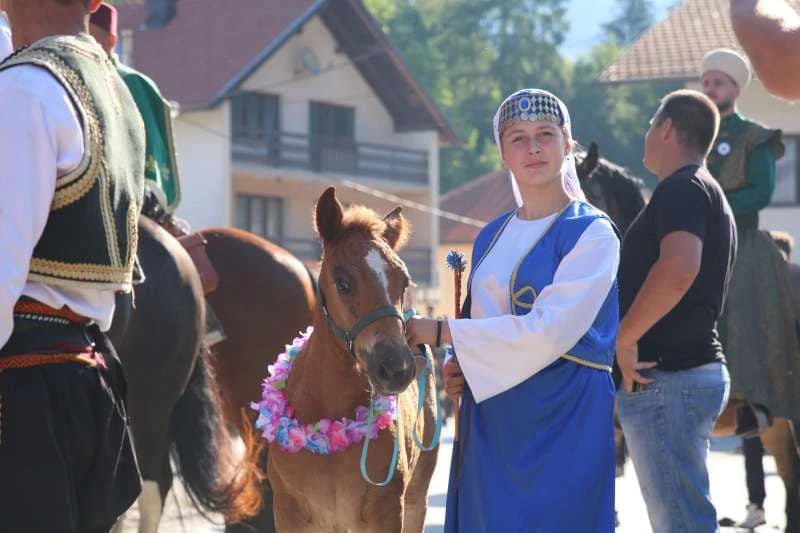 Konjanici kreću prema Ajvatovici