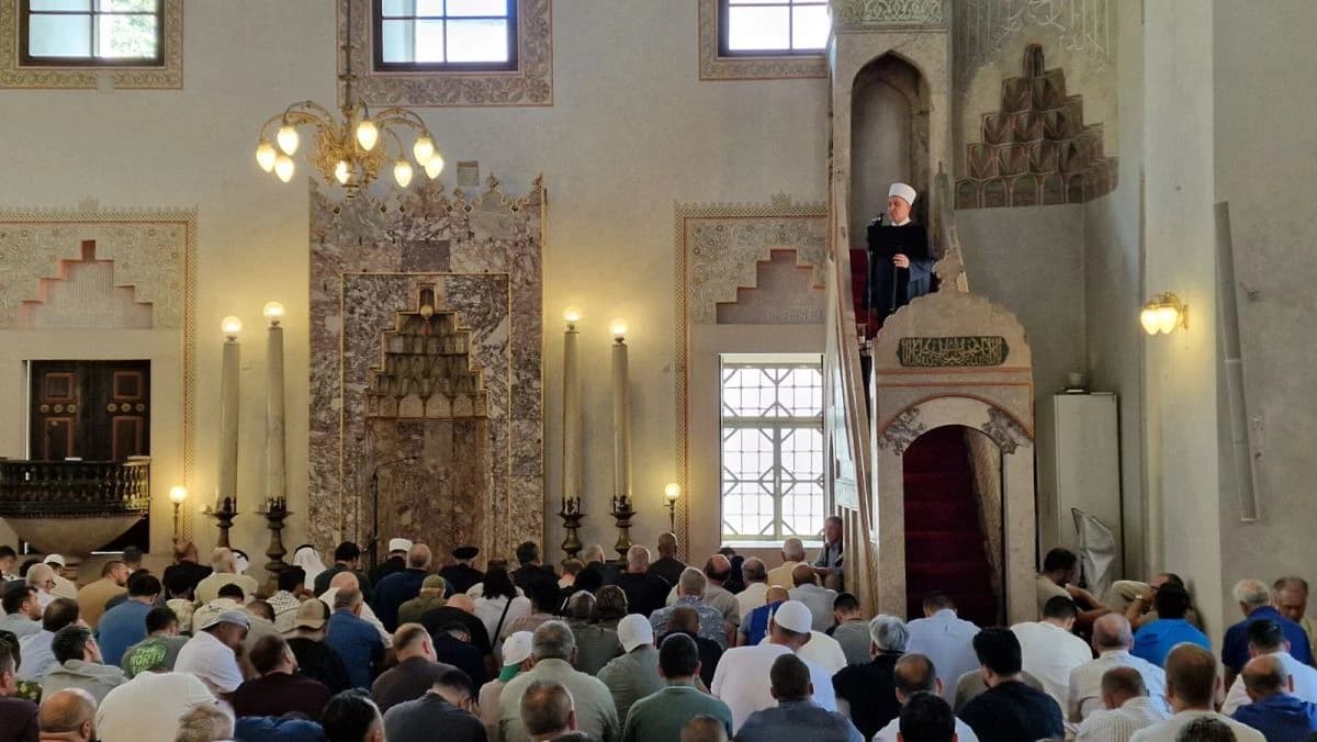 Džuma namaz u Gazi Husrev-begovoj džamiji u Sarajevu