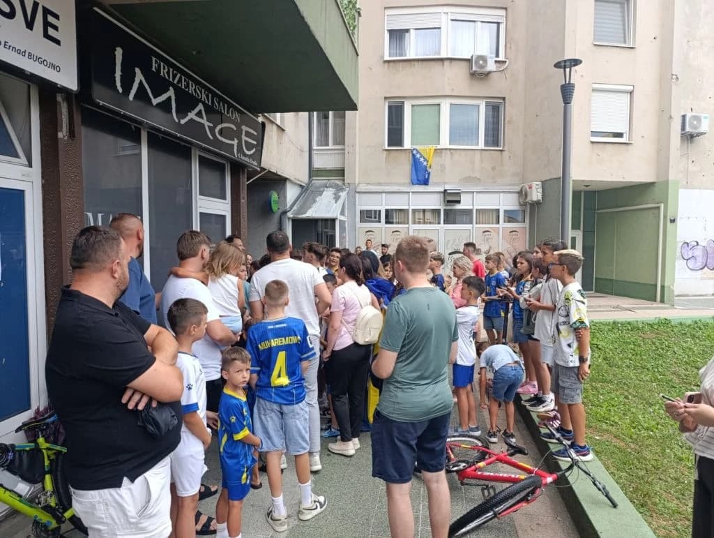 Nezapamćena euforija u Bugojno zbog dolaska Alajbegovića