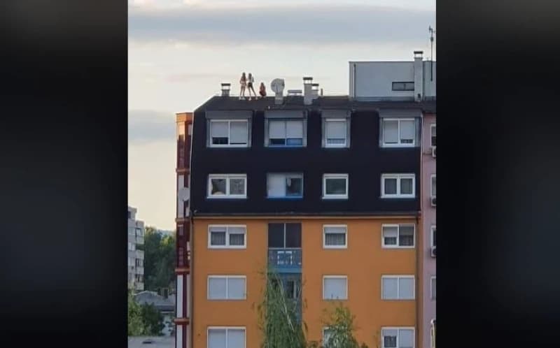 Fotografija koja ulijeva strah: Djevojčice na krovu zgrade u Tuzli