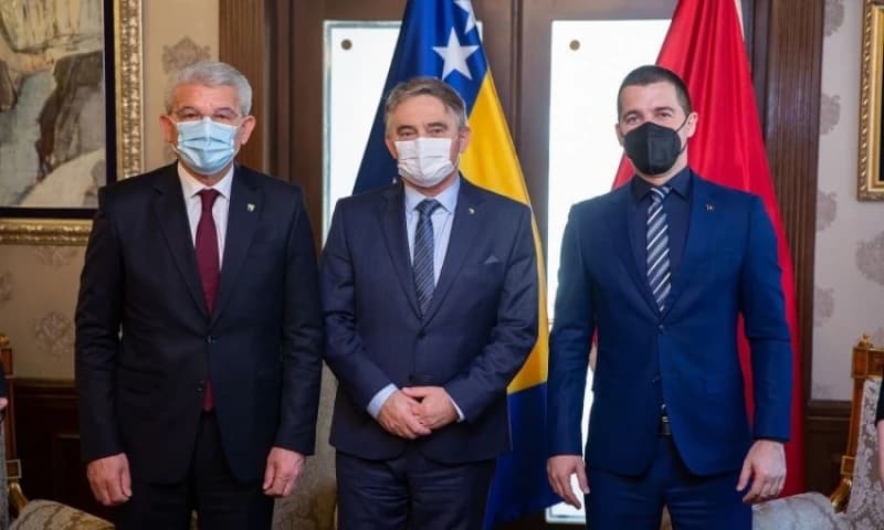 Džaferović i Komšić s Bečićem: Poštovati presude o genocidu u Srebrenici