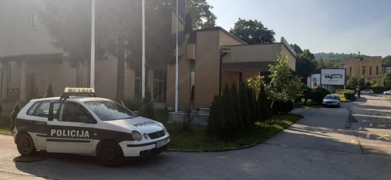 Policija ispred prostorija Američkog univerziteta u Tuzli