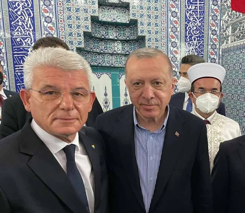 Džaferović i Erdogan klanjali džumu u Beleku