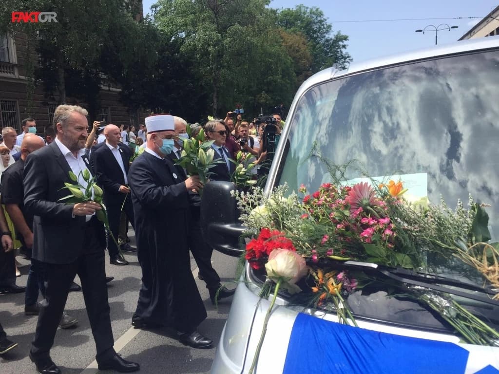 Povorka s tabutima srebreničkih žrtava ispraćena ispred Predsjedništva BiH