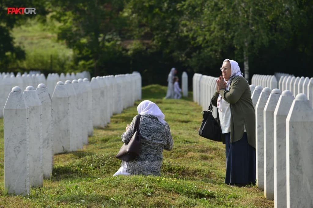 Danas dženaza žrtvama genocida: Porodice od jutarnjih sati pristižu u Potočare