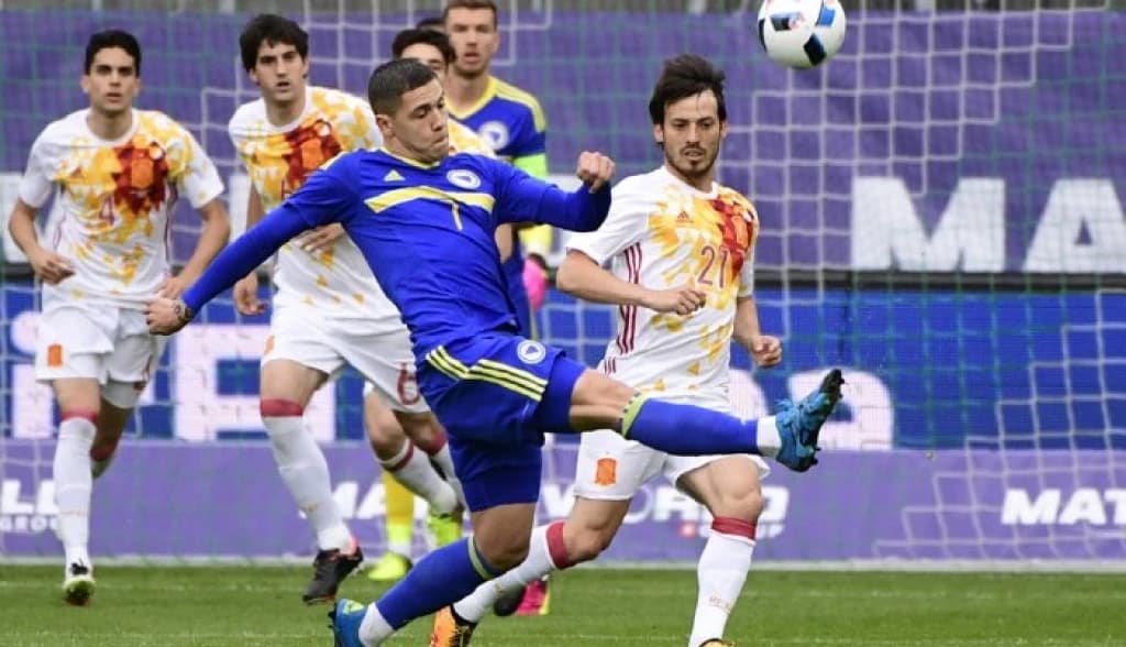 Muhamed Bešić u duelu protiv Davida Silve