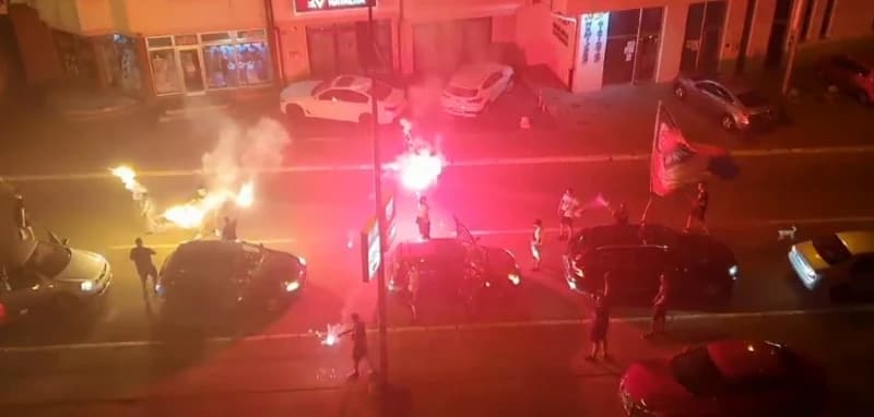 Turbulentno u Borcu, navijači na ulicama