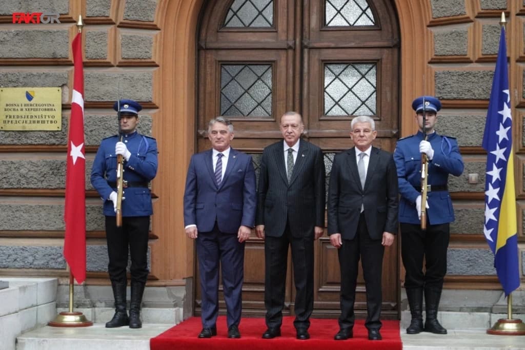 Svečanost ispred Predsjedništva BiH:  Erdogana dočekali Komšić i Džaferović, ne i Dodik 