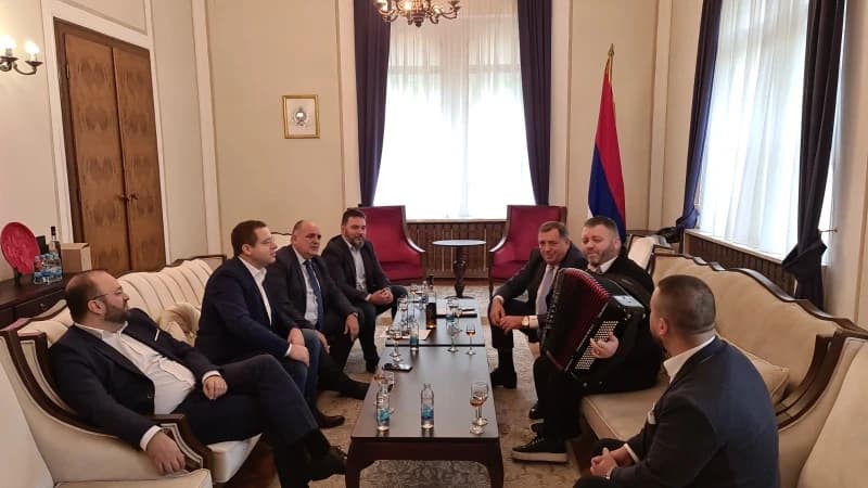 Ko pjeva, ipak, zlo misli: Dodik doveo harmonikaša u zgradu Predsjedništva BiH