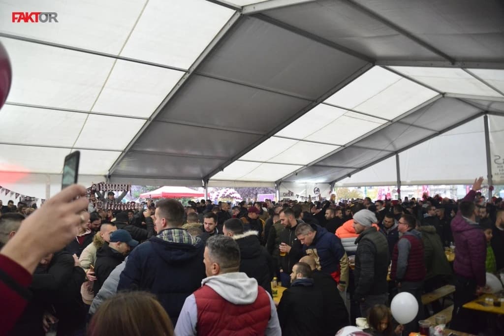 Veliki broj navijača pod šatorom: Pogledajte atmosferu sa rođendanske zabave FK Sarajevo