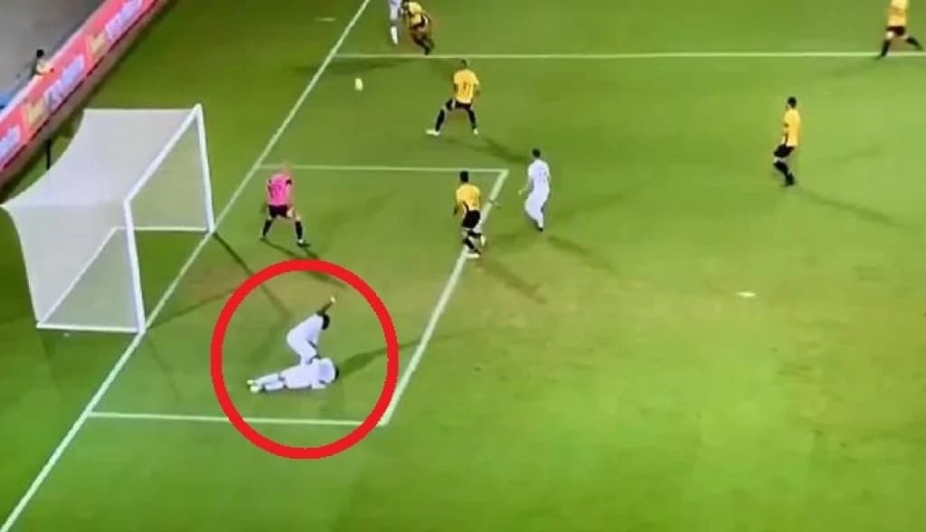Pomagao povrijeđenom saigraču, postigao gol, pa nastavio pružati pomoć