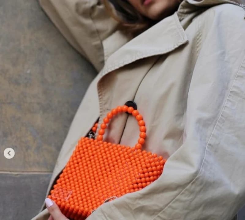 Ovaj model torbice podići će svaki outfit: Nose se perlice svih veličina i boja