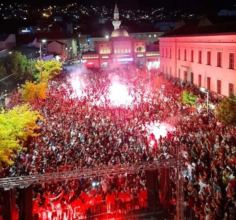 "Ludnica" u Mostaru: Pogledajte kako navijači Veleža slave prvi trofej nakon 36 godina