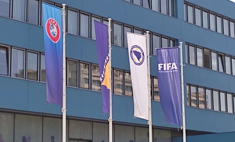 FSBiH reagovao na pisanje Faktora o zastavi ispred zgrade Saveza