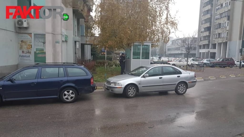 Sve je isto kao nekad: Policajci ponovo dežuraju ispred Komšićeve zgrade