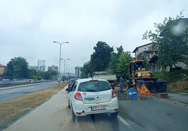 Tuzla: Pukla vodovodna cijev