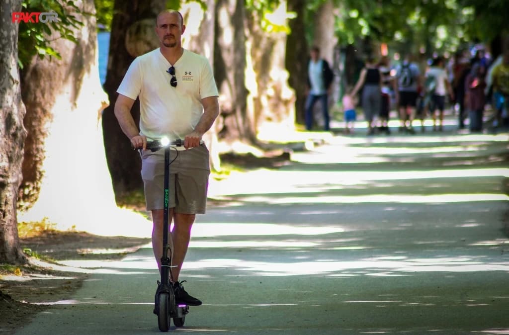  Umjereno do pretežno oblačno, tokom dana mogući i jači pljuskovi
