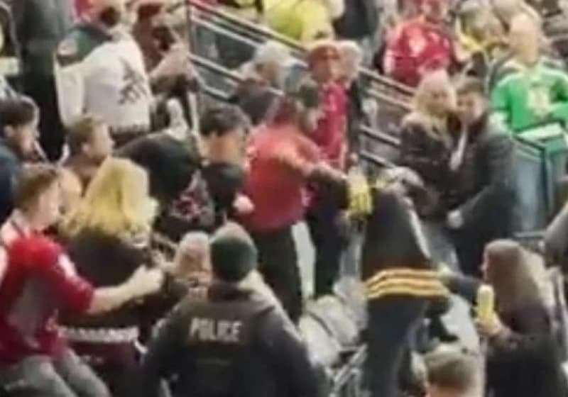 Masovna tuča na tribinama: Navijači podivljali, huligan nokautirao djevojku pa dobio batine 