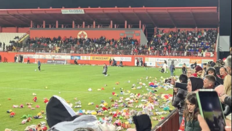 Navijači Veleža na teren stadiona Rođeni ubacili igračke za djecu Turske i Sirije